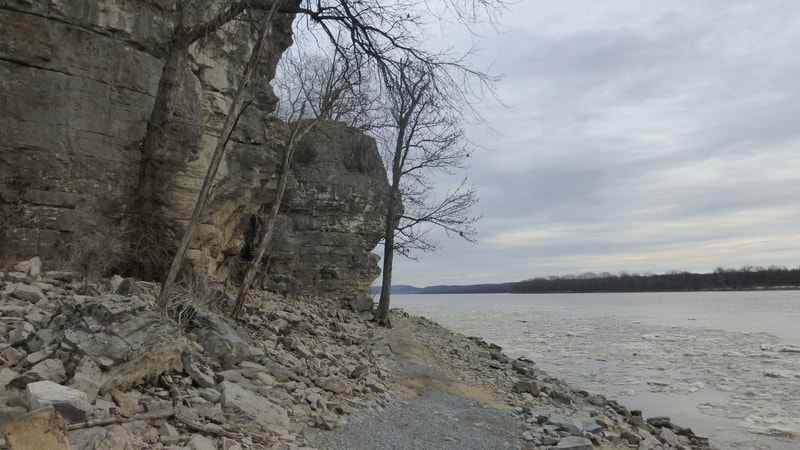 Riverside cliffs, Cave In Rock State park, Illinois